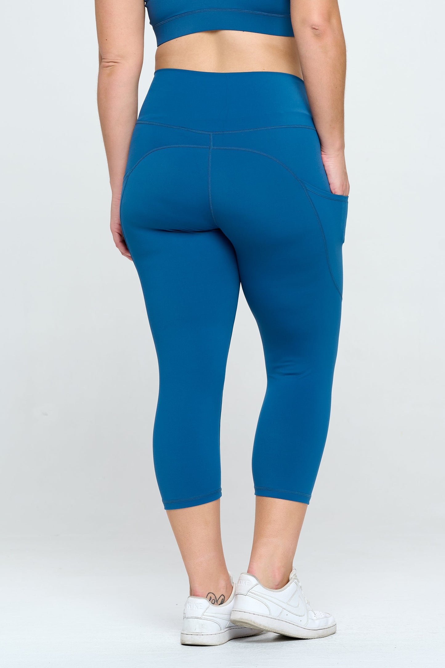Women's Buttery Soft Activewear Capri Leggings with Pockets