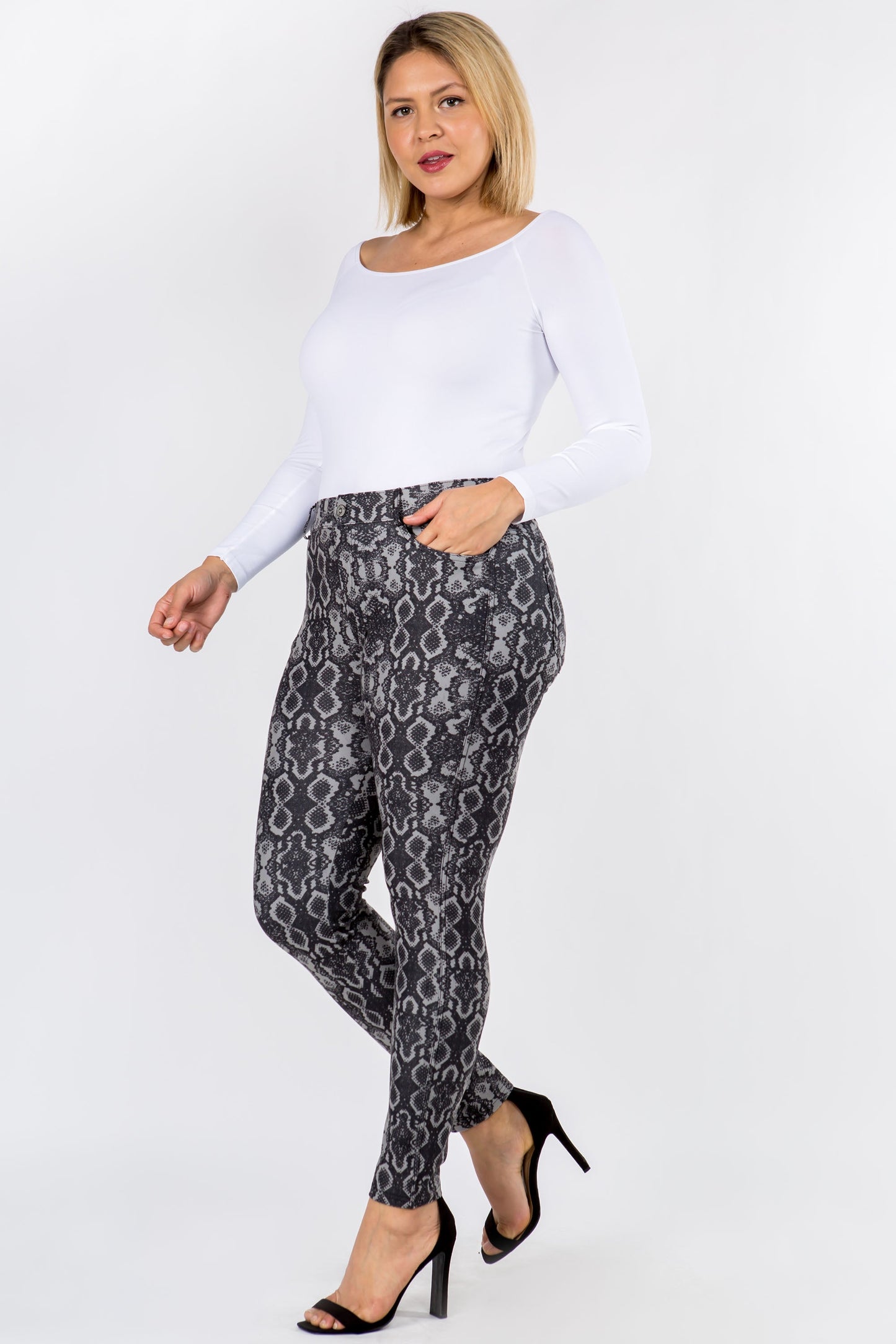 Plus Size Women's Snakeskin Print 5-Pocket Jeggings