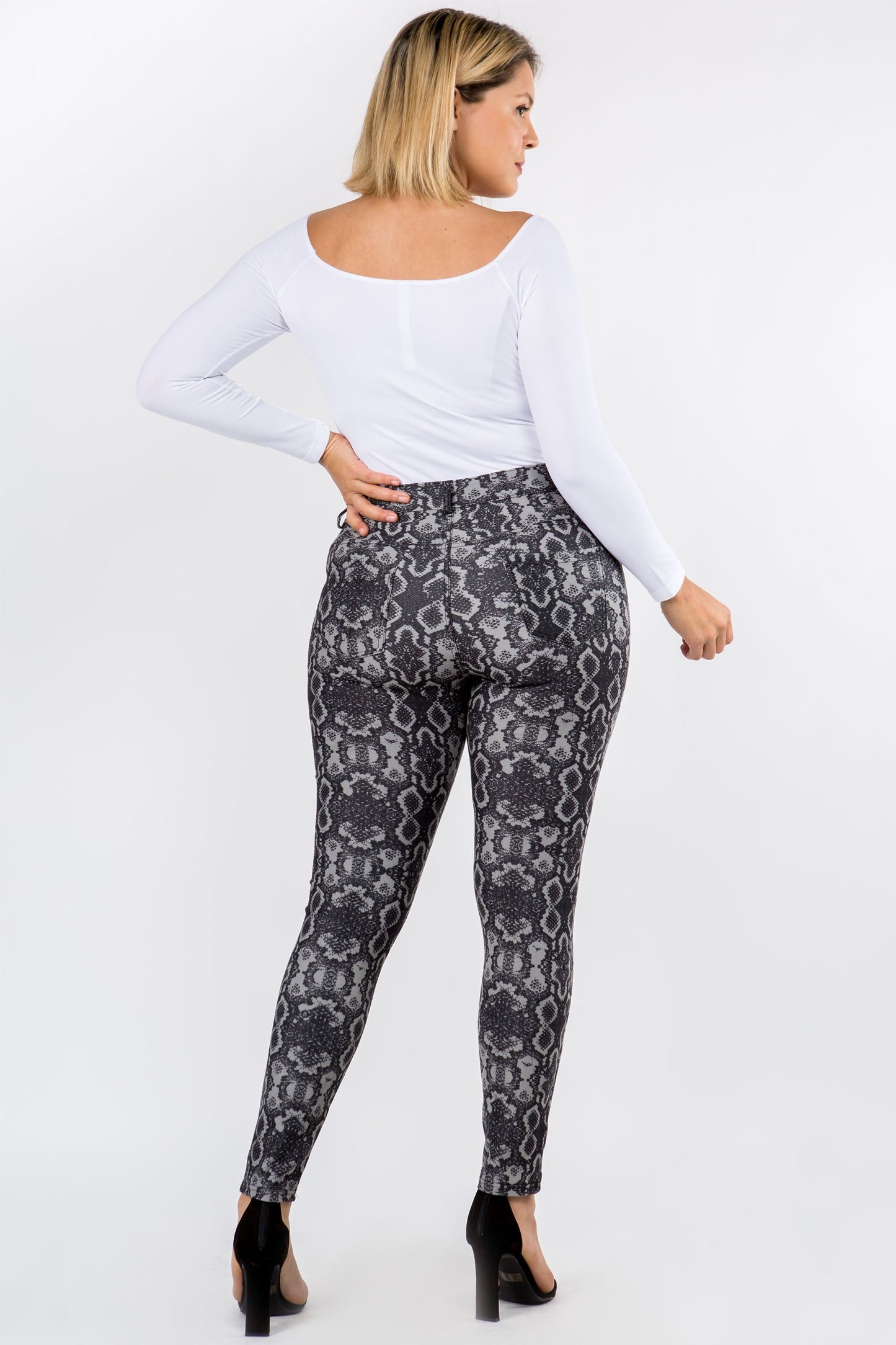 Plus Size Women's Snakeskin Print 5-Pocket Jeggings