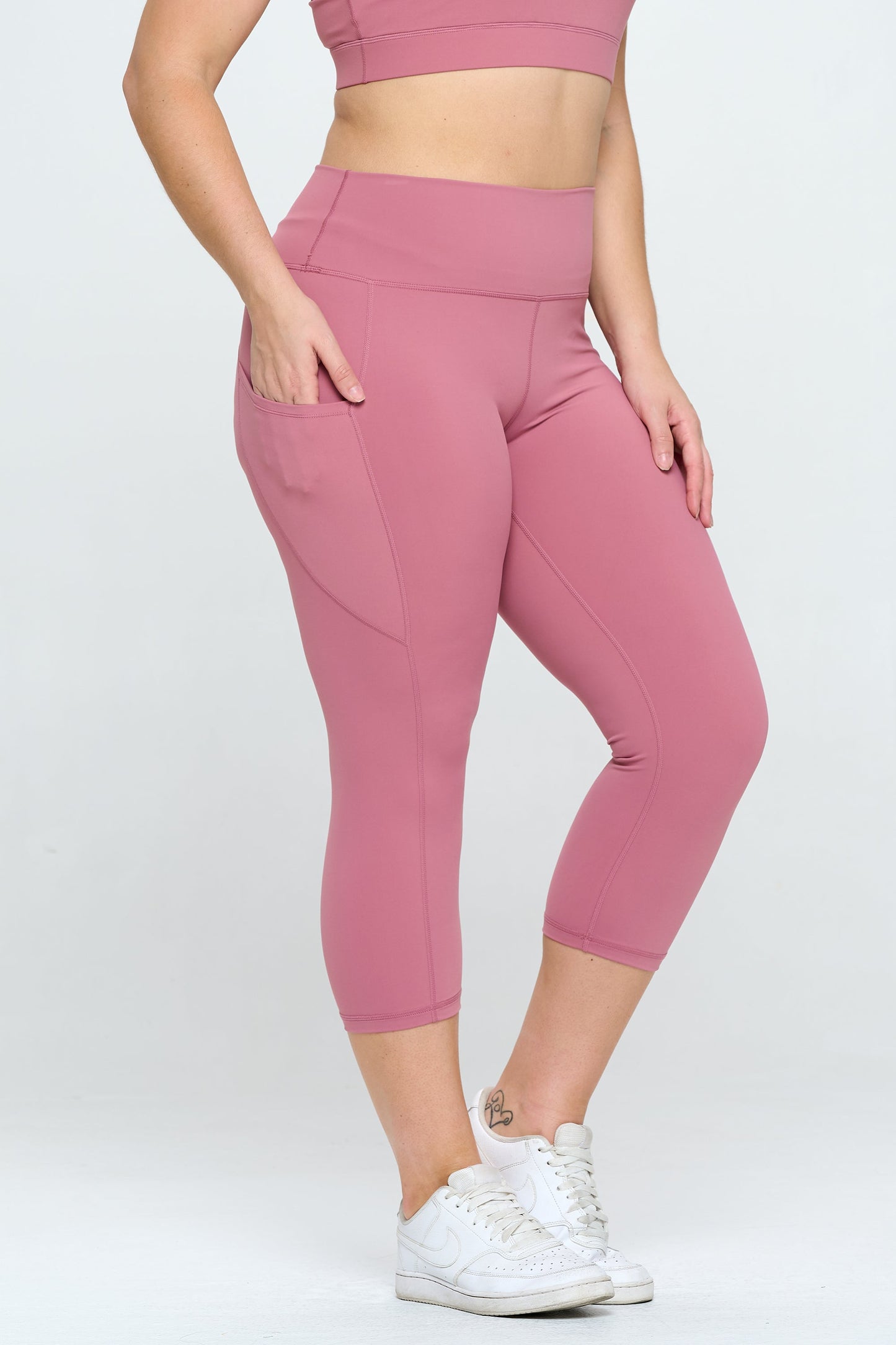 Women's Buttery Soft Activewear Capri Leggings with Pockets