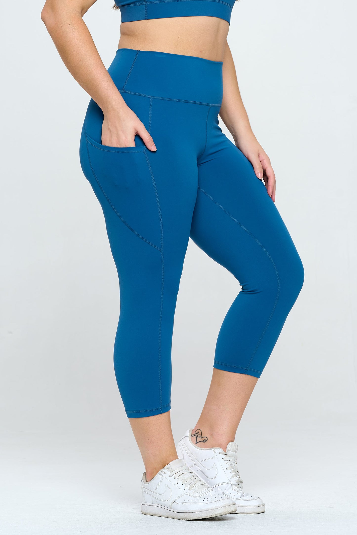 Women's Buttery Soft Activewear Capri Leggings with Pockets